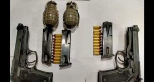 Flash: Joint operation was established today at Shuhama, Hadura in #Ganderbal district On being signaled to stop, three persons tried to escape but were apprehended along with 2 pistols, 3 magazines and 2 Chinese grenades.