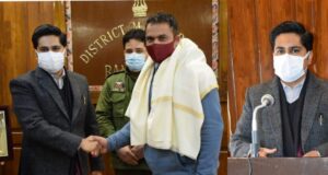 Bandipora Admin felicitates Padma Shri Faisal Ali