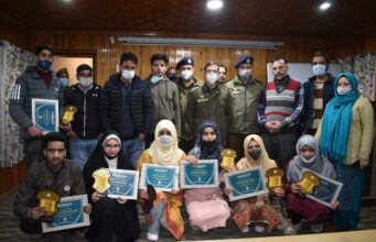 Police felicitates position holders of 10th class examination in Budgam