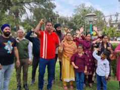 Amit Kapoor held a strong demonstration demanding age relaxation and restoration of admission of first class children.