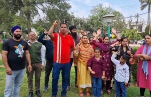 Amit Kapoor held a strong demonstration demanding age relaxation and restoration of admission of first class children.