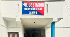 JAMMU 𝗣𝗢𝗟𝗜𝗖𝗘 𝗧𝗜𝗚𝗛𝗧𝗘𝗡 𝗡𝗢𝗢𝗦𝗘 𝗢𝗡 𝗗𝗥𝗨𝗚 𝗣𝗘𝗗𝗗𝗟𝗘𝗥𝗦: 𝗙𝗜𝗥 𝗥𝗘𝗚𝗜𝗦𝗧𝗘𝗥𝗘𝗗, 𝟬2 NOTORIOUS 𝗗𝗥𝗨𝗚 𝗣𝗘𝗗𝗗𝗟𝗘𝗥S (Husband and Wife) 𝗔𝗥𝗥𝗘𝗦𝗧𝗘𝗗, 28 𝗚𝗠 𝗛𝗘𝗥𝗢𝗜𝗡 𝗥𝗘𝗖𝗢𝗩𝗘𝗥𝗘𝗗 UNDER OPERATION SANJEEVANI